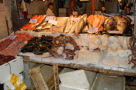 Zum Mittagessen sind wir in die Markthalle gefahren, wo es frischen Fisch zu essen gibt.