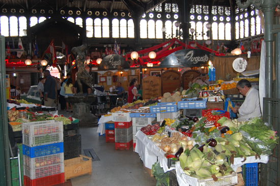 Auch Obst und Gemuese gibt es hier, ist ja eine Markthalle 