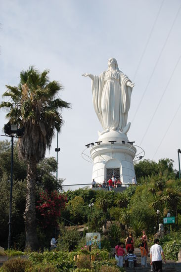 Auf dem Gipfel steht eine 22m hohe Statue der Jungfrau Maria.