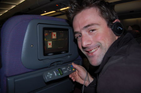 Stefan beim Black Jack spielen im Flieger.