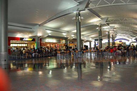 Der Foodcorner vom Flughafen in Auckland, wo wir 17 Stunden verbracht haben. Bei dem Subway im Hintergrund waren wir an diesem Tag wohl Stammkunden