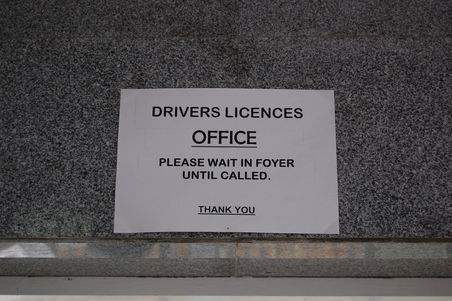 Hat man keinen Motorradfuehrerschein, muss man nicht nur 20 Dollar fuer den Fuehrerschein bezahlen, sondern zusaetzlich noch eine Fahrpruefung fuer weitere 5 Dollar absolvieren, was total laecherlich ist, da man einfach einmal um den Block faehrt.