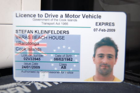 ...und ist nun Besitzer einer offiziellen Roller-Fahrerlaubnis fuer die Cook Islands.