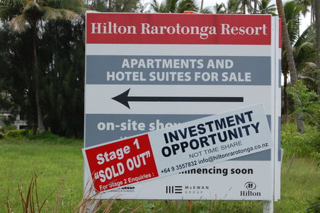 Die Ruine des Hilton auf Rarotonga, welches 1989 begonnen wurde zu bauen und als es fast fertig war, wurden die Geldhaehne zugedreht und nun verfaellt es schon seit ueber 15 Jahren!