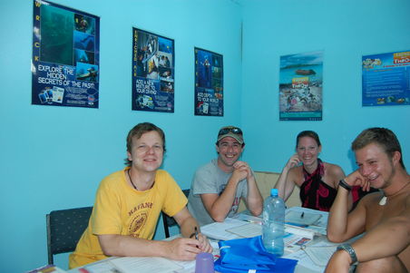 ...und wir im Unterrichtsraum fleissig beim Lernen ! Tom, Stefan, ich und Ben