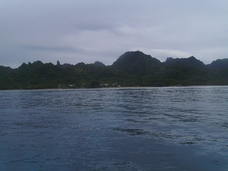 Die Insel vom Wasser aus, leider mit der Unterwasserkamera nicht sehr gut.