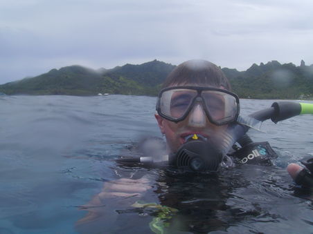 Sieht er nicht suess aus
Ich konnte Stefan unter Wasser nie anschauen, weil ich sonst immer loslachen musste, was dazu fuehrte, dass meine Brille immer voll Wasser lief.