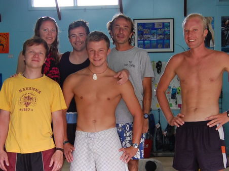 Alle bestanden
von links nach rechts: Tom, ich, Stefan, Ben, Tauchlehrer Sascha und Tauchlehrer Patrick.