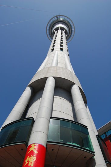Der Sky Tower ist der Fernsehturm von Auckland und ist mit einer Höhe von 328 Metern das höchste Gebäude der südlichen Hemisphäre.