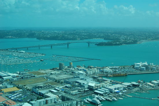 Die Auckland Harbour Bridge über dem Hafen.