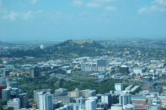 Blick auf die Stadt mit dem Krater des Mount Eden im Hintergrund.