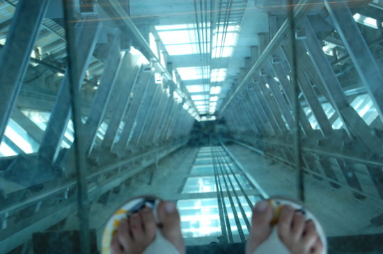 Wir haben aber lieber den Aufzug mit Glasboden genommen...