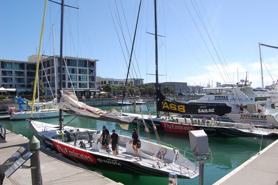 ...eines der Rennsegelboote.