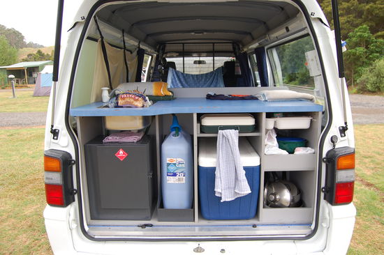 Und unsere Kueche, von links nach rechts:
Spuehle, darunter die Gasflasche zum Kochen, daneben Wasserkanister, Kuehlbox, ueber der Kuehlbox der Gaskocher und in der rechten Seite findet man alles von Toepfen, Geschirr, Glaeser, Schuessel, Bestecke usw. ...