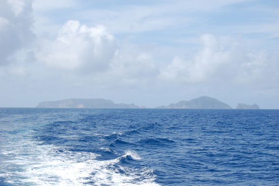 Die Poor Knights Islands von weitem...