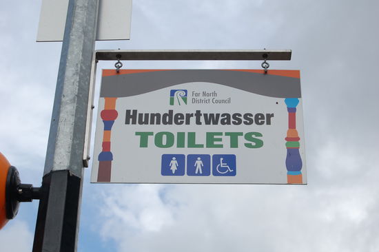 Zwischenstopp in Kawakawa bei den "Hundertwasser Toilets", welche 1997 von Friedensreich Hundertwasser kreiert wurden.
