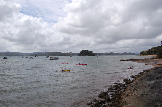 Die Bay of Islands sehr bewoelkt.