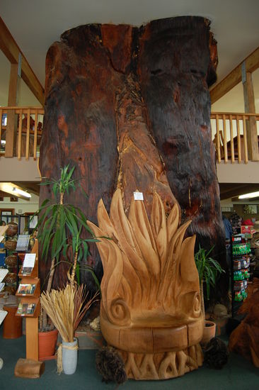 Ein exklusiver Stuhl und dahinter die Treppe von hinten.