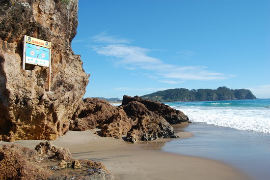 Hier gibt es leider auch gefaehrliche Stroemungen und man kann sich ausserdem im Wasser Verbrennungen zuziehen, wenn man an der falschen Stelle buddelt!
