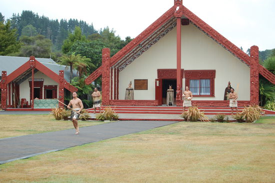 Das Versammlungshaus in welchem wir eine Begruessung nach Maori-Art und den Haka Tanz vorgefuehrt bekamen.