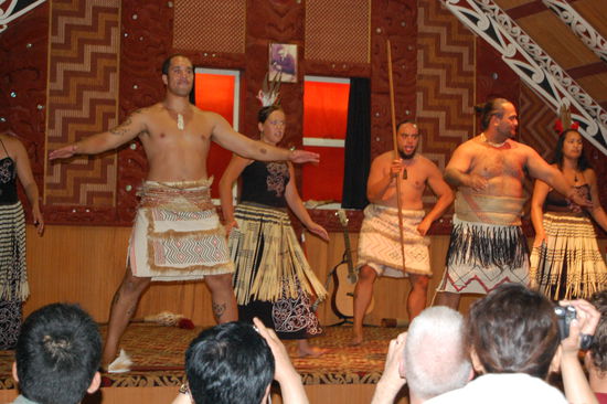 Haka ist der Ritualtanz der Maori. Er dient der Einschüchterung des Gegners.