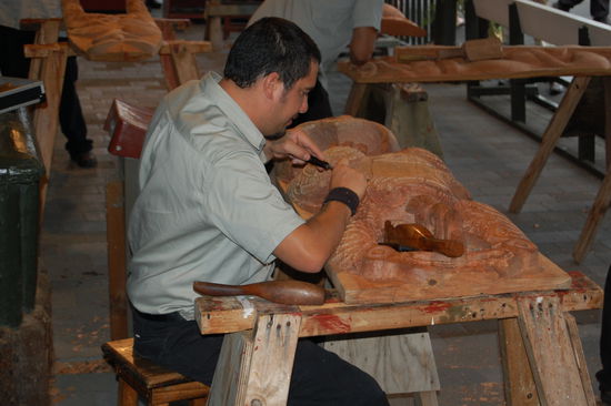 In der Kunsthandwerkstatt kann man den Schnitzern ueber die Schultern schauen.