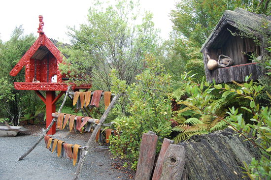 Vorratskammern: links von wohlhabenden, rechts von armen Maori.