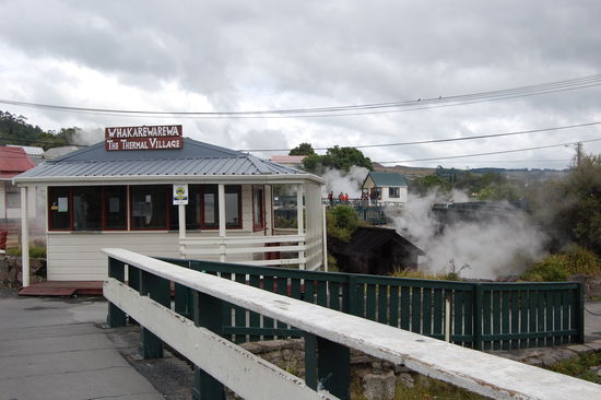 Das Whakarewarewa Thermal Village ist ein ganz normal bewohntes Dorf mitten in der Geothermalzone.