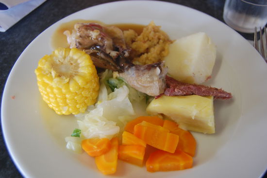 Unser Hangi-Essen (aus dem Erdofen), was sehr lecker geschmeckt hat.