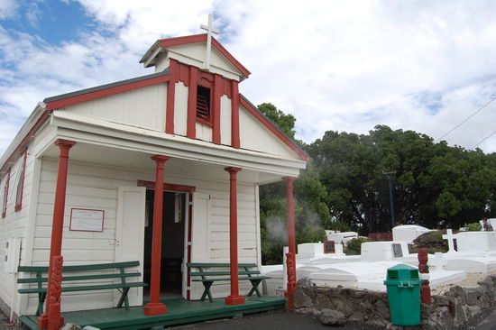 Eine kleine Kapelle im Dorf und nebendran ueberirdische Graeber.