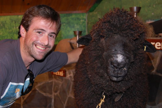 Stefan mit schwarzem Schaf.