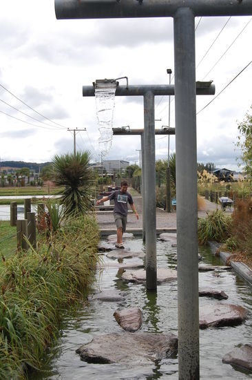 Eigentlich ein Wasserspiel fuer Kinder, aber natuerlich musste Stefan das gleich mal testen. Wie ihr seht muss man ueber die Steine auf die andere Seite laufen, aber wenn man nicht aufpasst, wird man von oben geduscht! Stefan hats natuerlich trocken auf die andere Seite geschafft.