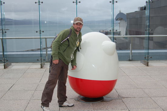 Moderne Kunst auf den Dach des Museums und Stefan fragt sich, was das sein soll 