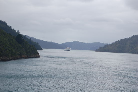 Hier kommt schon die naechste Faehre hinter uns.