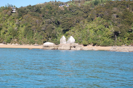 Splitted Applerock ist ein Fels im Wasser, der aussieht wie ein druchgeschnittener Apfel.