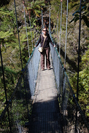 ...auch ueber eine sehr wackelige Haengebruecke muss man gehen...
