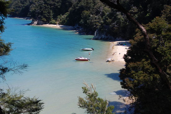 ...auf der anderen Seite wunderschoene turkisfarbene Buchten.