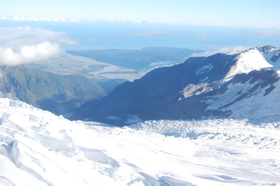 Unglaublich, diesen Blick hat man nur in Neuseeland: Gletscher, Wald und das Meer.
