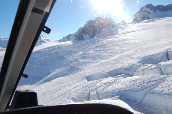 Landung auf einem Schneefeld oberhalb des Gletschers.