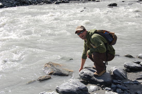 Stefan testet wie kalt das Wasser ist, welches direkt vom Gletscher kommt: SEHR kalt!
