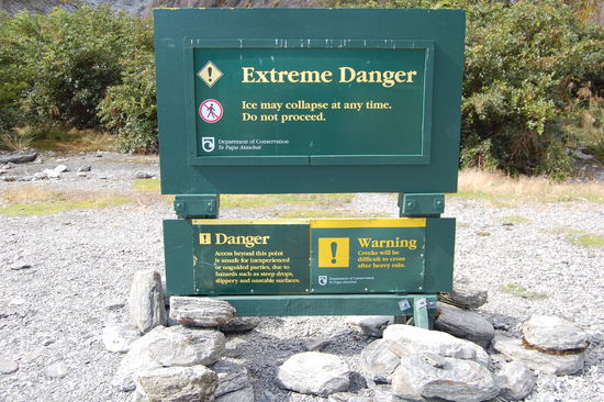 ...und es wird gefaehrlicher. Natuerlich waren wir nicht die einzigen die auch an diesem Schild vorbei gingen, aber wir koennen euch beruhigen und haben echt mehr als genug Sicherheitsabstand gehalten und uns ist ja auch nix passiert 