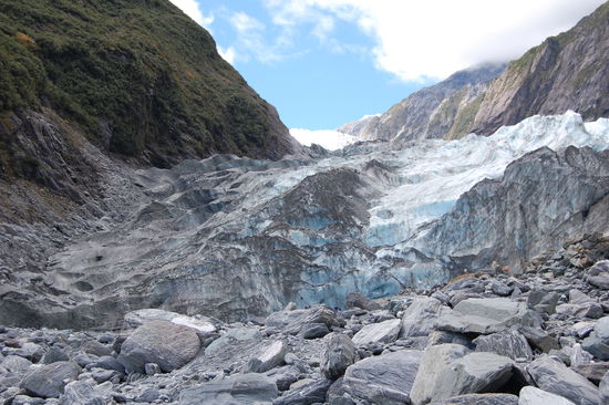 Wie man hier sieht ist der Gletscher durch die Geroellmassen die er vor sich herschiebt leider sehr dreckig. Es ist wirklich was ganz anderes als der Gletscher in Suedamerika aber trotzdem irgendwie spektakulaer!