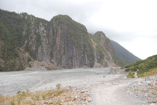 ...und machen uns auf den steinigen Weg.