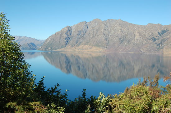 Unser Campground liegt direkt am Lake Hawea, dessen Wasser so glasklar ist, dass sich die umliegenden Berge darin spiegeln.
