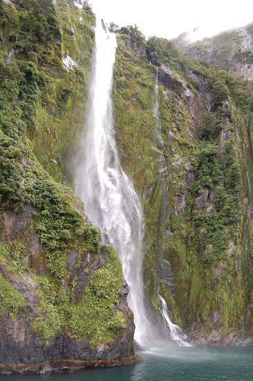 Einer der vielen Wasserfaelle, an die man so nah rangefahren wird, dass man pitschnass wird, wenn man vorher nicht fluechtet 