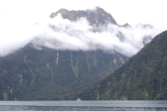 Groessenverhaeltnisse: Boote zum Berg!!!