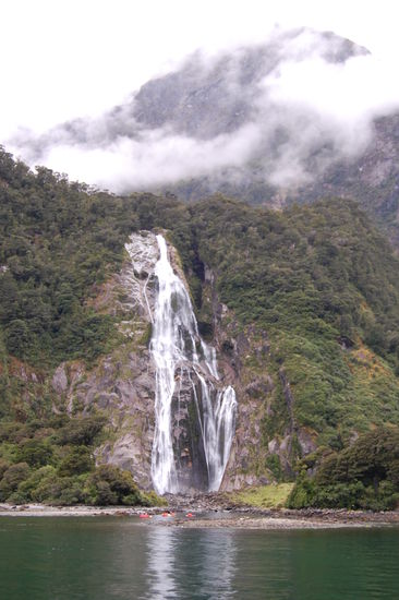 Noch ein Wasserfall und im Vordergrund Kajakfahrer (rot).