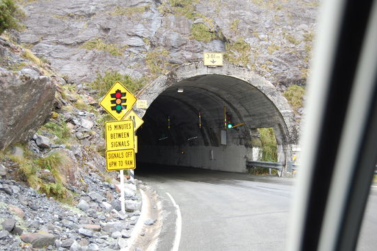 Dieser Tunnel war der Hammer. Auf der Hinfahrt war es bereits dunkel und in dem Tunnel gab es kein Licht, nur unsere Scheinwerfer, was sehr unheimlich war. Die Waende sind die Felsen des Berges, also nix mit Betonwand oder so. Auf dem Rueckweg war dann eine Ampel an und wir haben gesehen, dass der Tunnel nur einspurig ist!