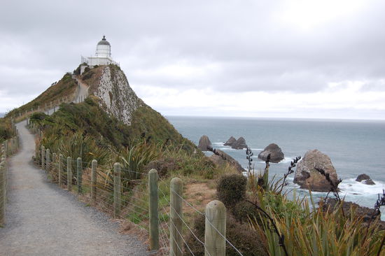 Der aktive Leuchtturm aus dem Jahr 1870 am Nugget Point.