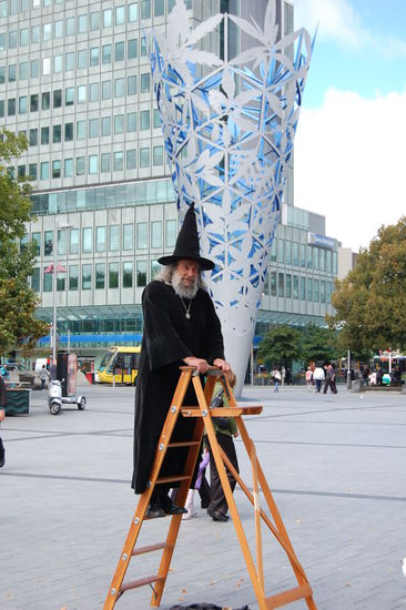 ...ob der Wizard, ein einheimischer Exzentriker und ehemaliger Englisch-Dozent, der vor der Cathedral steht und den Leute mit konfusen, gelegentlich aber auch recht interessanten Tiraden vor den Kopf stoesst.